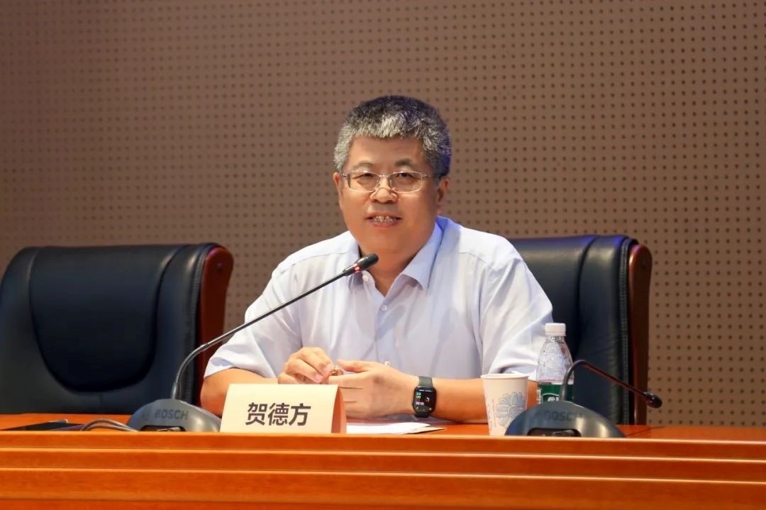 國(guó)務(wù)院參事、科技部原副秘書(shū)長(zhǎng)、中國(guó)科技評(píng)估與成果管理研究會(huì)理事長(zhǎng)賀德方致辭。主辦方供圖
