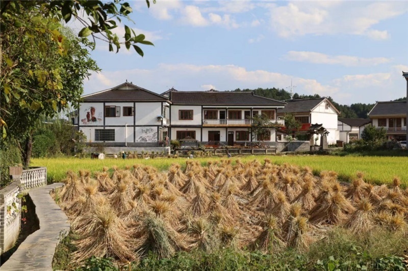 傳統(tǒng)的黔北村莊風(fēng)貌同現(xiàn)代民居元素相融合，人文風(fēng)光與生態(tài)自然風(fēng)景相結(jié)合，人與自然和諧共生。（俄羅斯《中國(guó)與俄羅斯》雜志社社長(zhǎng)奧列格·別列日內(nèi)赫攝）