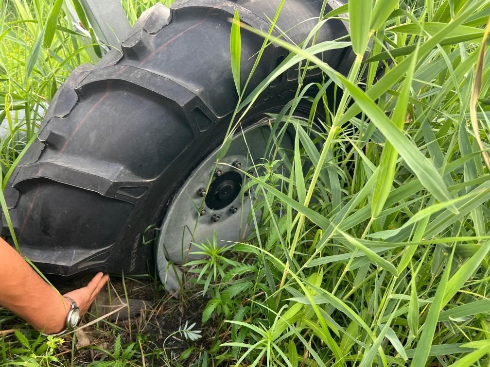 林甸縣一處大型噴灌設(shè)備癟了的輪胎。新華社記者董寶森攝