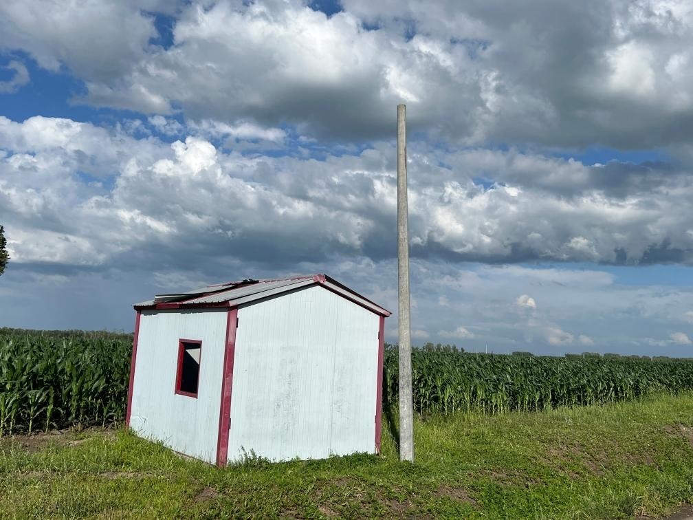林甸縣一處保護(hù)水源井的鐵皮房出現(xiàn)破損，未見配套設(shè)備。新華社記者董寶森攝