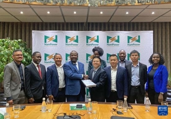 9月9日，在納米比亞首都溫得和克，嘉賓在簽字儀式后合影。新華社發(fā)（江西國際供圖）