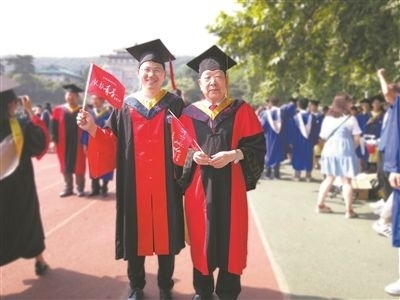 圖為李德仁（右）和學(xué)生肖雄武的合影。 肖雄武供圖