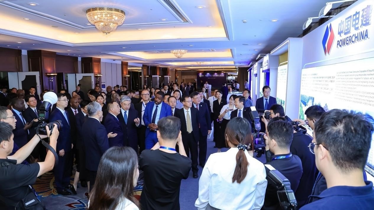 與會(huì)嘉賓參觀主題展覽。主辦方供圖