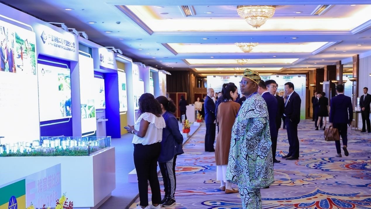 與會(huì)嘉賓參觀主題展覽。主辦方供圖