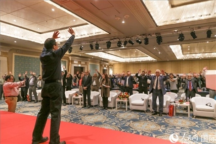 孫武權(quán)現(xiàn)場(chǎng)表演中醫(yī)傳統(tǒng)功法易筋經(jīng)。人民網(wǎng)記者黃培昭攝