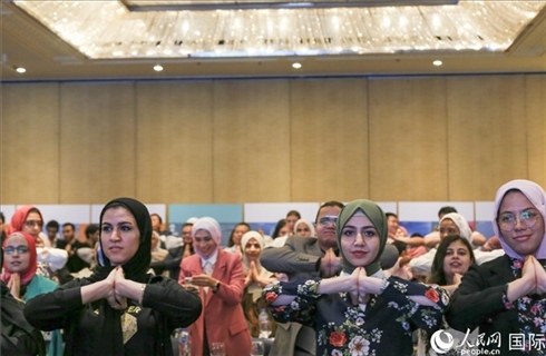 活動(dòng)現(xiàn)場(chǎng)，埃及民眾跟著孫武權(quán)體驗(yàn)中醫(yī)傳統(tǒng)功法易筋經(jīng)。人民網(wǎng)記者黃培昭