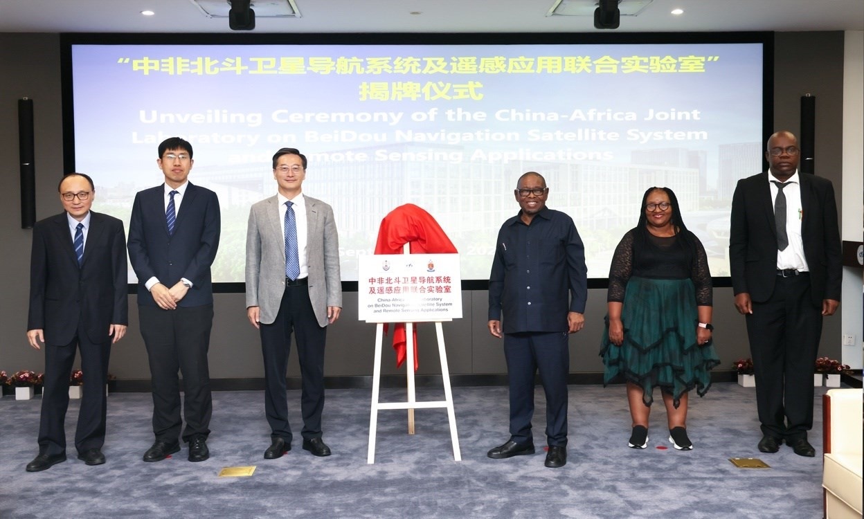 中非北斗衛(wèi)星導航系統(tǒng)及遙感應用聯(lián)合實驗室在北京航空航天大學揭牌。校方供圖