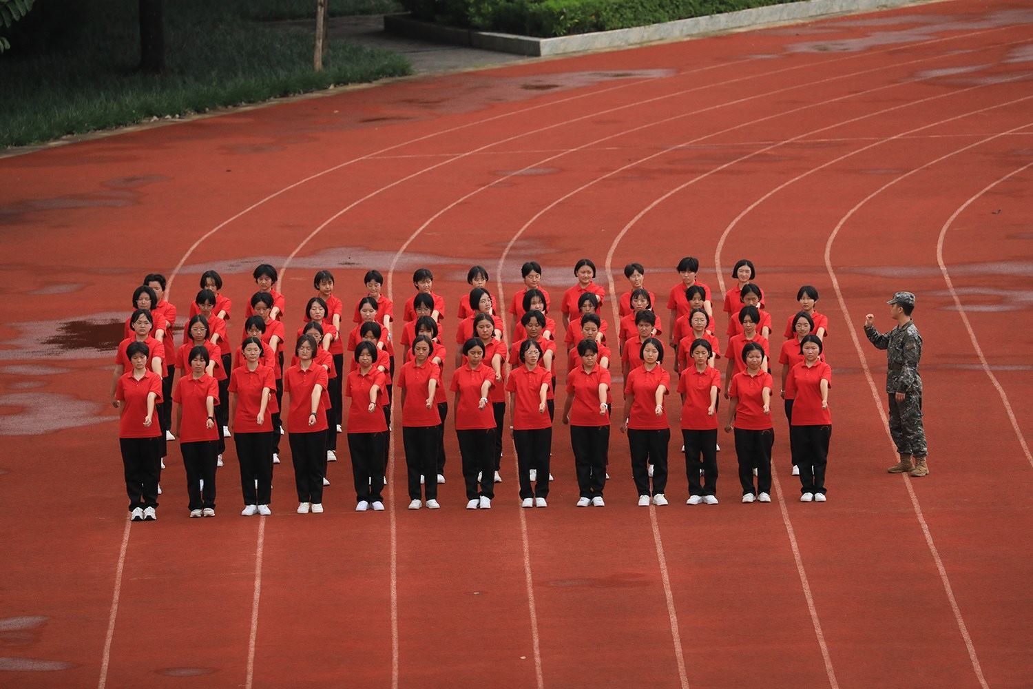 華坪女高2024級新生軍訓(xùn)。華坪縣融媒體中心供圖