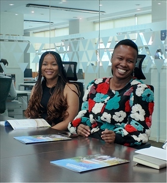 支隊成員在CGTN非洲總站與當(dāng)?shù)赜浾呓涣?。穆瑞瑩攝