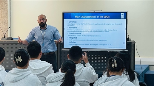 聯(lián)合國內(nèi)羅畢辦事處的工作人員為支隊成員講解可持續(xù)發(fā)展目標(biāo)。林源攝