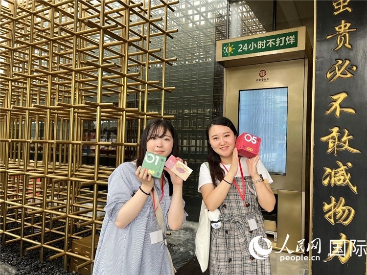 5. 代表團(tuán)團(tuán)員展示通過(guò)無(wú)人售藥機(jī)購(gòu)買(mǎi)的盲盒。（人民網(wǎng)記者陳思 攝）