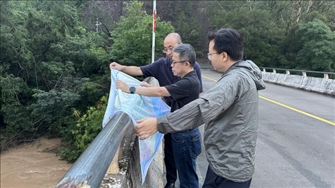 珠江委工作組在三河鎮(zhèn)三河大橋進(jìn)行防洪工程調(diào)度工作。 水利部供圖