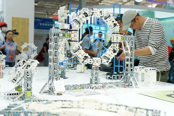 2024年9月11日，記者在服貿(mào)會(huì)首鋼園區(qū)教育服務(wù)館采訪。新華社記者 張晨霖 攝