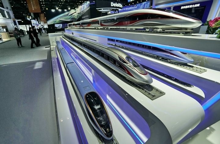 2024年9月11日拍攝的國(guó)家會(huì)議中心會(huì)場(chǎng)內(nèi)的展臺(tái)。新華社記者 李欣 攝