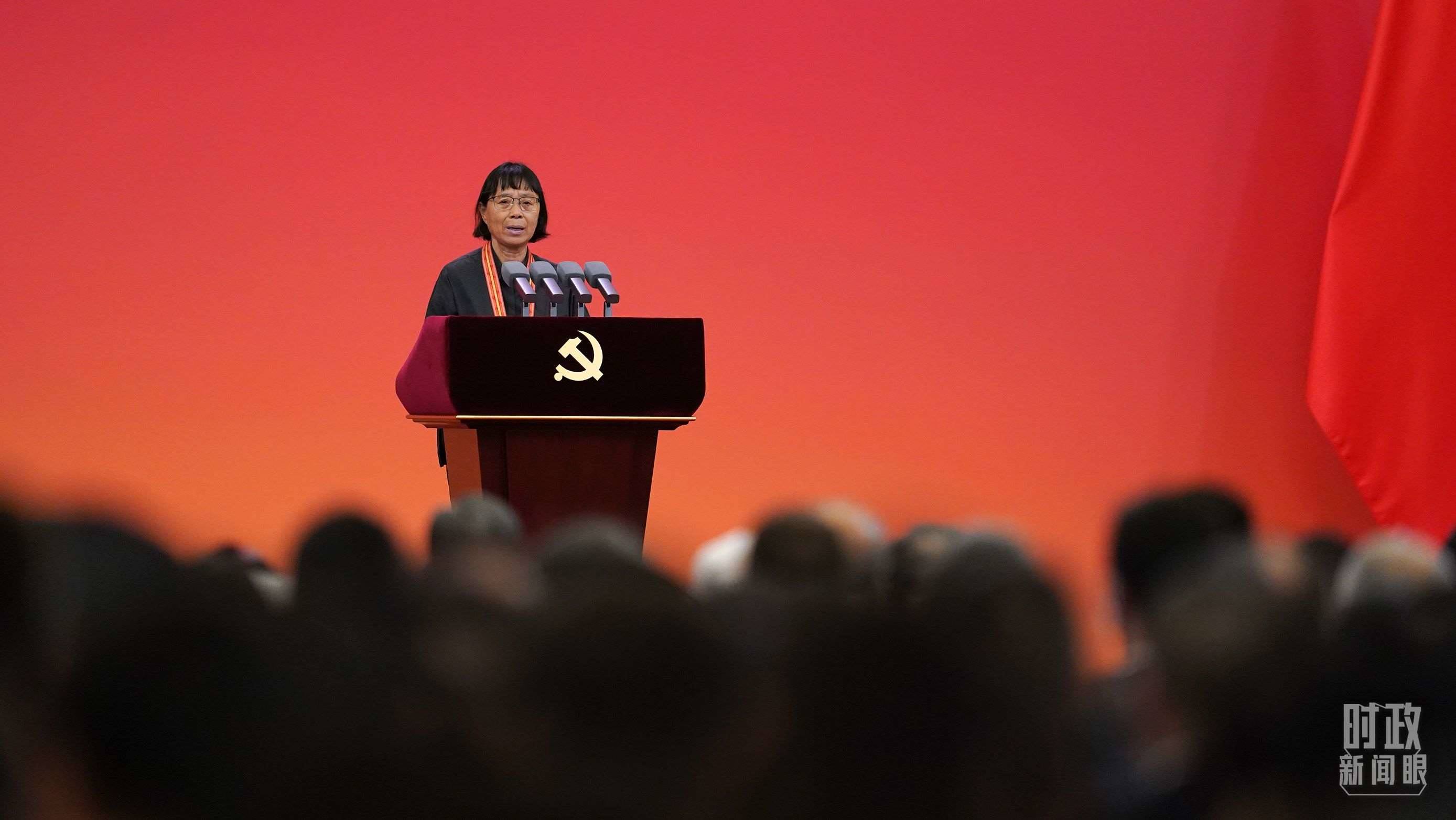  △2021年6月，幫助數(shù)千名貧困山區(qū)女孩圓夢大學的人民教師張桂梅，代表“七一勛章”獲得者發(fā)言。（總臺國廣記者李晉拍攝）