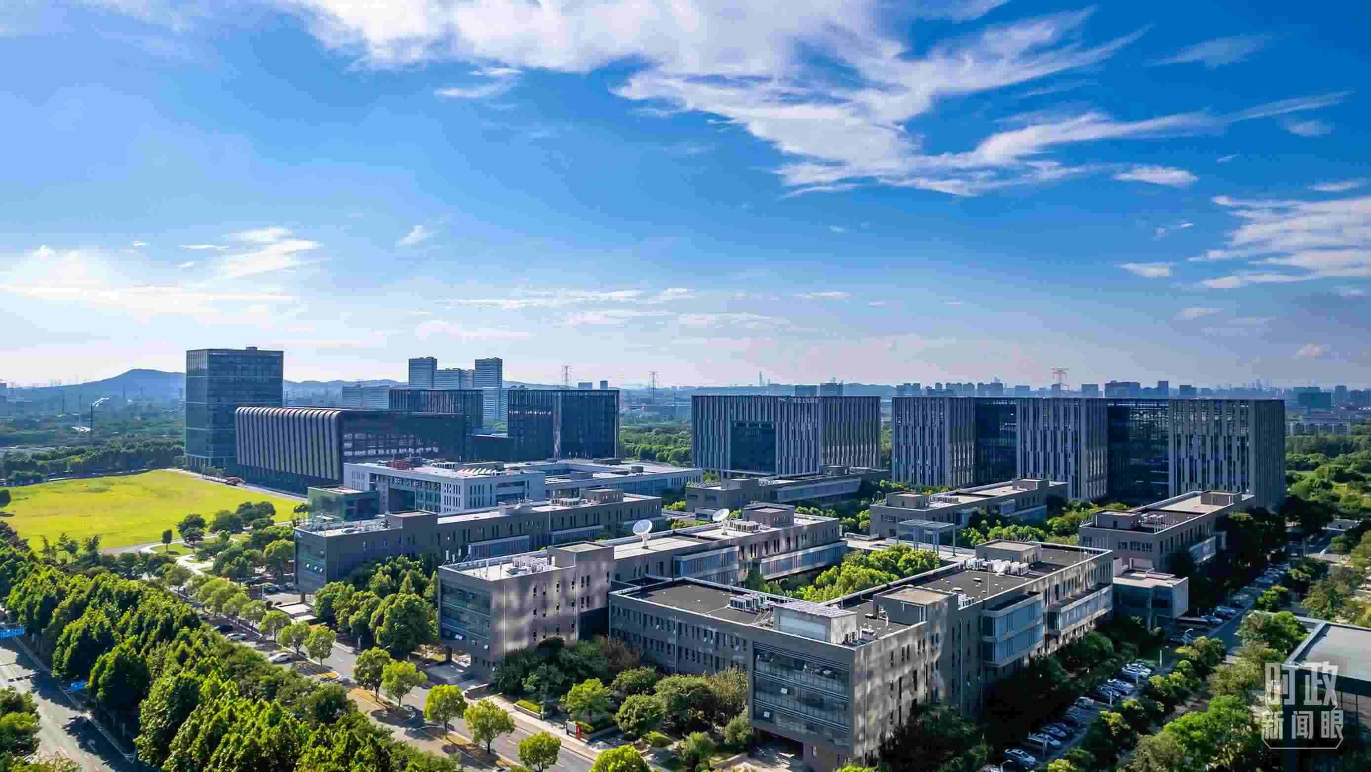  △2023年7月，習近平調(diào)研南京紫金山實驗室，強調(diào)要為實現(xiàn)高水平科技自立自強立下功勛。（圖/視覺中國）