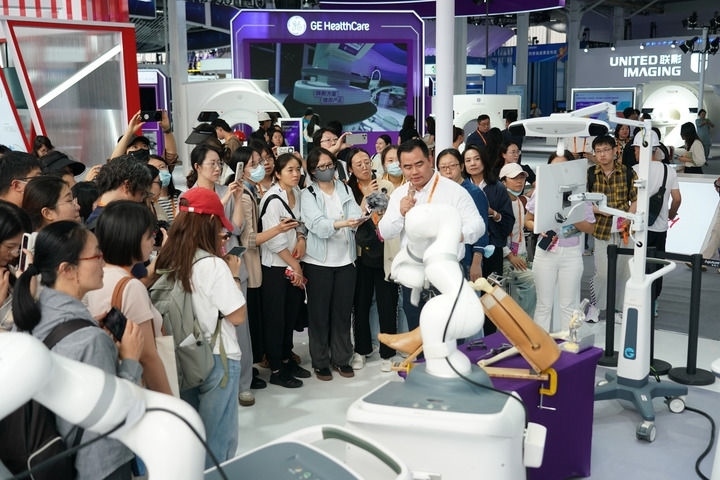 2024年9月11日，記者在服貿(mào)會(huì)首鋼園區(qū)健康衛(wèi)生服務(wù)館采訪。新華社記者 張晨霖 攝