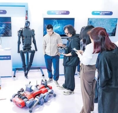 普陀區(qū)“中華武數(shù)”科創(chuàng)集市上，展位工作人員在向觀眾展示機(jī)器人。資料圖片
