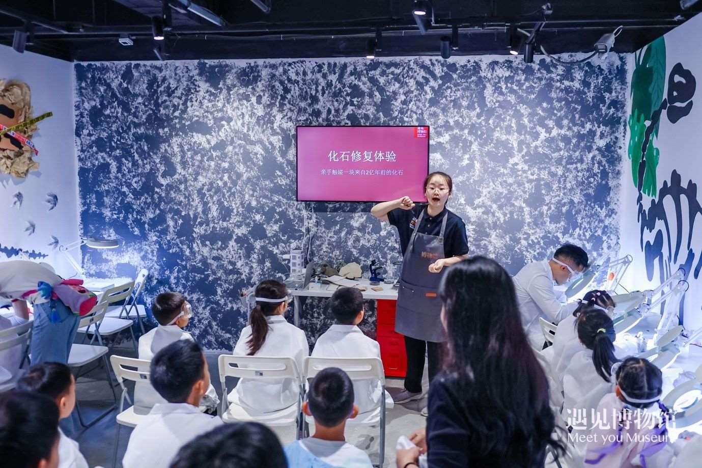 3. 小朋友們在“2億年的地球記憶——恐龍化石特展”體驗(yàn)當(dāng)“小小科學(xué)家”。遇見博物館供圖