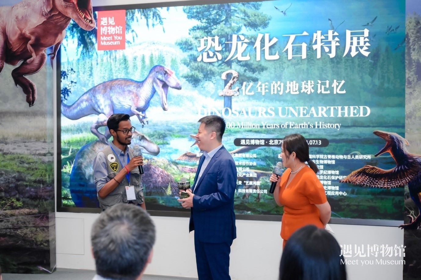 8. 中國科學(xué)院古脊椎動物與人類研究所特別研究助理保羅·拉米向游客介紹“2億年的地球記憶——恐龍化石特展”。遇見博物館供圖