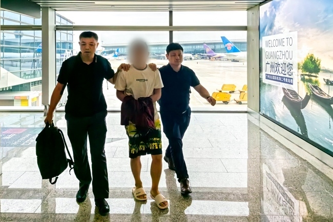 一名潛逃柬埔寨的犯罪嫌疑人被押解回國。公安部供圖