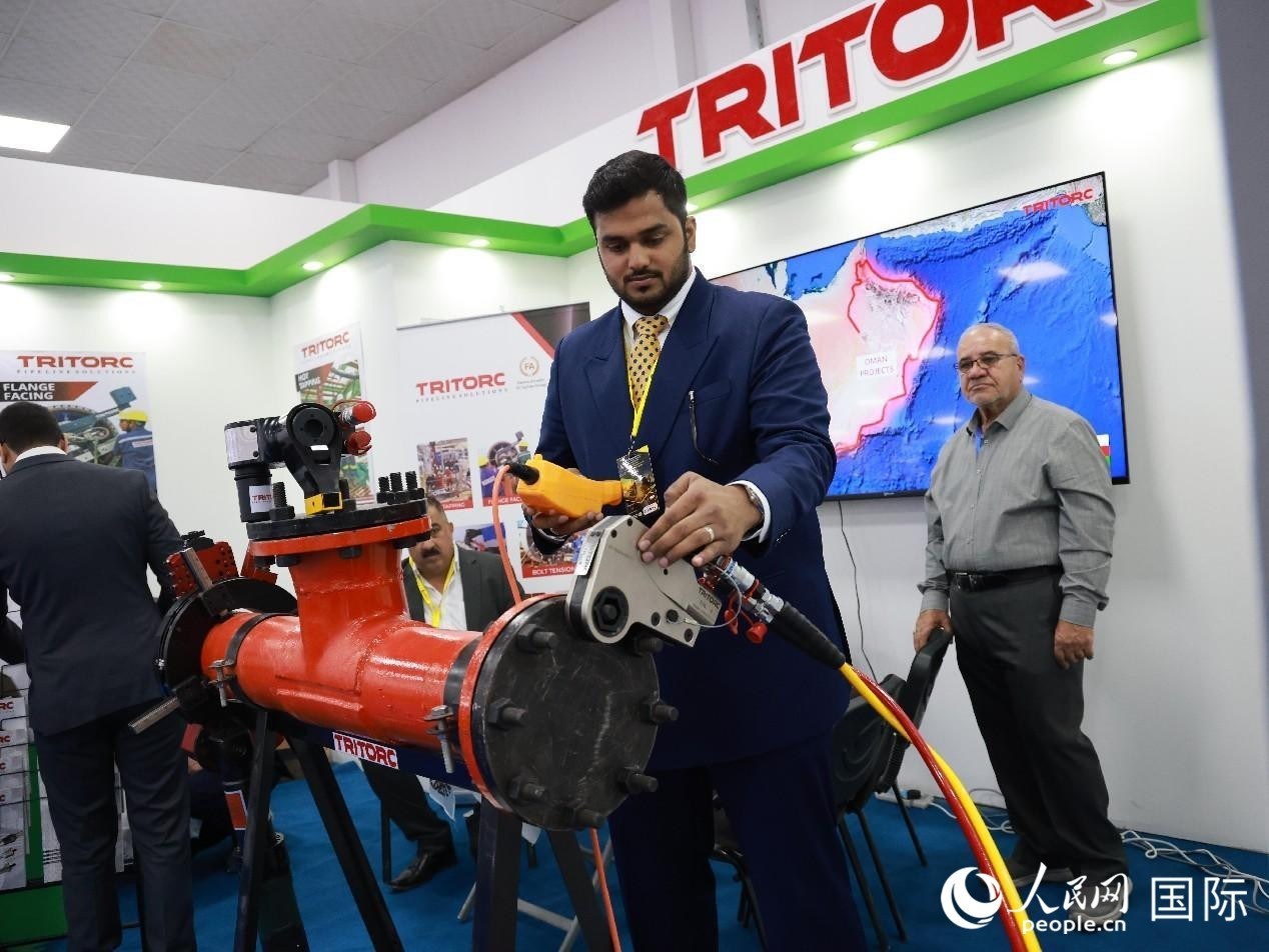 圖為一家油企工作人員在演示儀器操作。人民網(wǎng)記者管克江攝