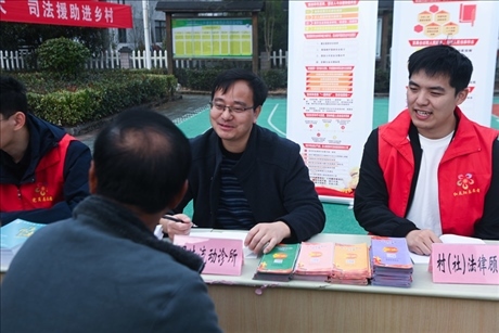 2022年11月9日，在杭州市臨安區(qū)太陽鎮(zhèn)上太陽村，臨安區(qū)太陽司法所所長方凱（右二）現(xiàn)場解答法律問題。 新華社記者 徐昱 攝