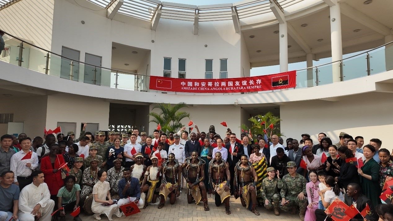 文化聯(lián)誼活動合影。內(nèi)圖大學(xué)孔子學(xué)院供圖