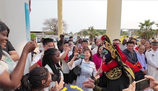 川劇變臉《蜀風(fēng)妙韻》。內(nèi)圖大學(xué)孔子學(xué)院供圖