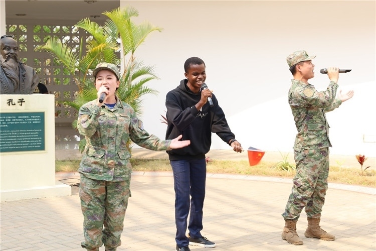 孔院學(xué)生與中國海軍官兵合唱《天地龍鱗》。內(nèi)圖大學(xué)孔子學(xué)院供圖