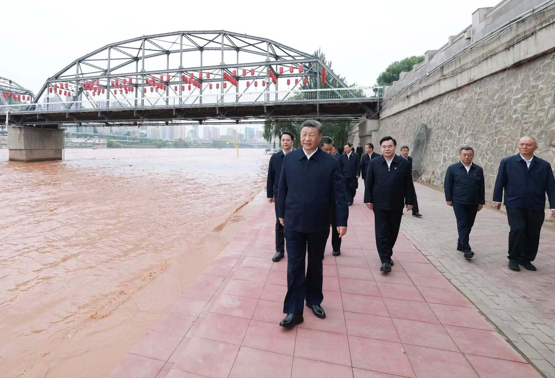 △9月11日下午，甘肅蘭州市黃河蘭州中山橋段，習(xí)近平總書記了解當(dāng)?shù)赝苿狱S河流域生態(tài)保護等情況。