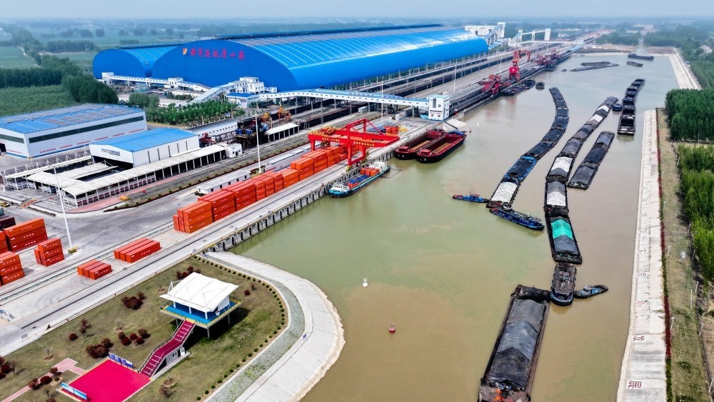 2024年4月24日，船舶行駛在山東濟寧港航梁山港航道上（無人機照片）。近年來，山東省加快構(gòu)建沿黃陸海大通道，有效促進黃河流域各省區(qū)物流降本增效，實現(xiàn)更高水平對外開放。
