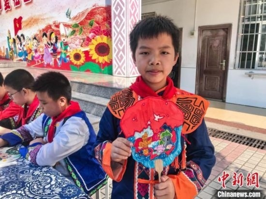 翠竹小學(xué)學(xué)生展示自己繪制的團(tuán)扇作品。蔣豐慧 攝