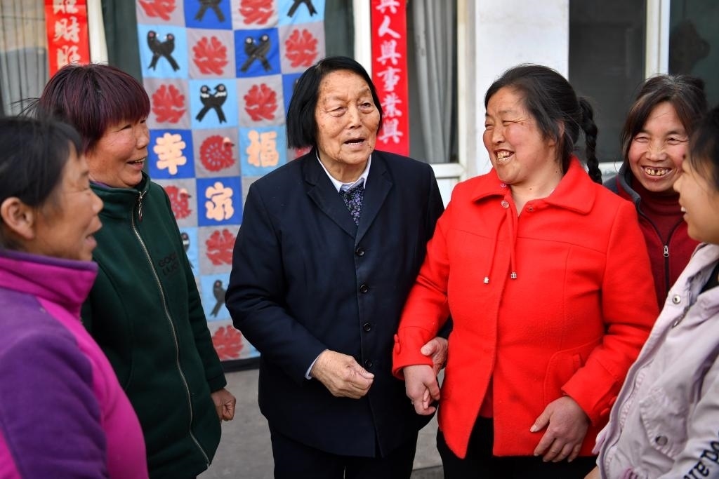 2019年3月23日，申紀(jì)蘭（左三）在山西省平順縣西溝村與村民分享全國兩會精神。新華社記者 曹陽 攝