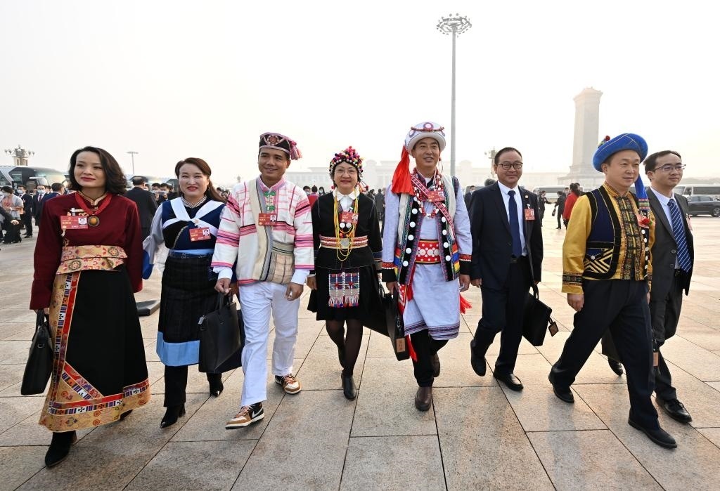 2023年3月5日，第十四屆全國人民代表大會第一次會議在北京人民大會堂開幕。這是全國人大代表走向會場。新華社記者 陳益宸 攝