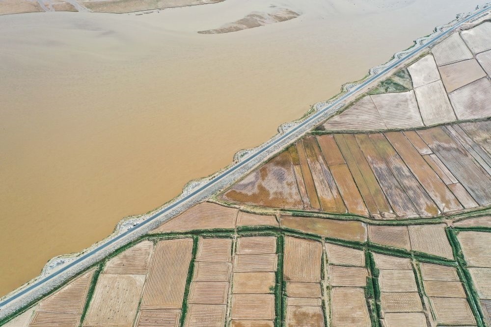 2024年5月26日在內(nèi)蒙古巴彥淖爾市臨河區(qū)拍攝的黃河（無人機照片）。巴彥淖爾市位于黃河“幾字彎”北端，擁有富饒的河套灌區(qū)，引黃灌溉面積達1000多萬畝。近年來，在引黃灌溉工程支撐下，河套灌區(qū)年均糧食總產(chǎn)量達60億斤以上。