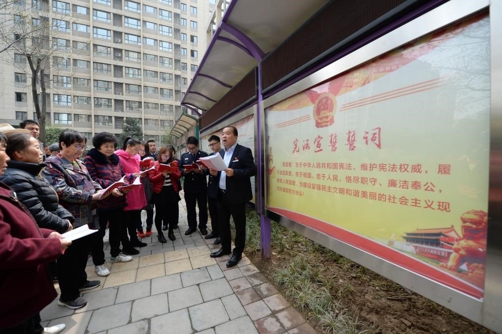 2018年3月20日，陜西寶倫律師事務(wù)所專職律師白銀濤（右一）在西安華遠(yuǎn)君城社區(qū)宣傳憲法知識。新華社記者 李一博 攝