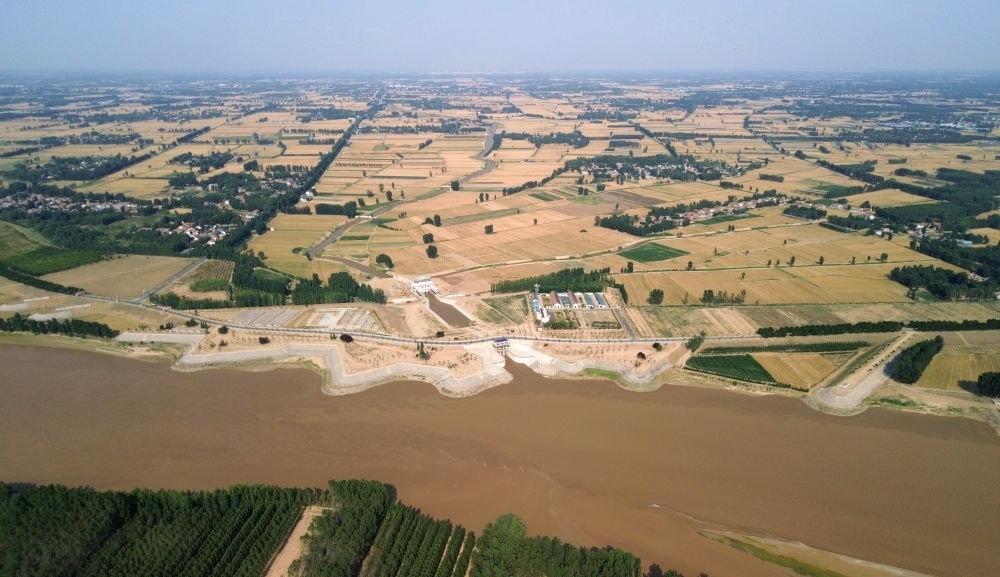 2024年6月19日，位于黃河高青段的馬扎子引黃閘開閘引水（無人機照片）。5月1日至6月18日，山東省累計啟用引黃閘63座，引黃河水量10.06億立方米，保障農(nóng)業(yè)灌溉需求。