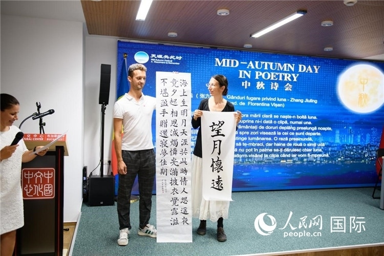 現(xiàn)場的羅馬尼亞書法愛好者書寫并展示作品。傅永山攝