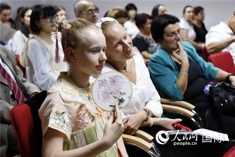 現(xiàn)在嘉賓觀看表演。傅永山攝