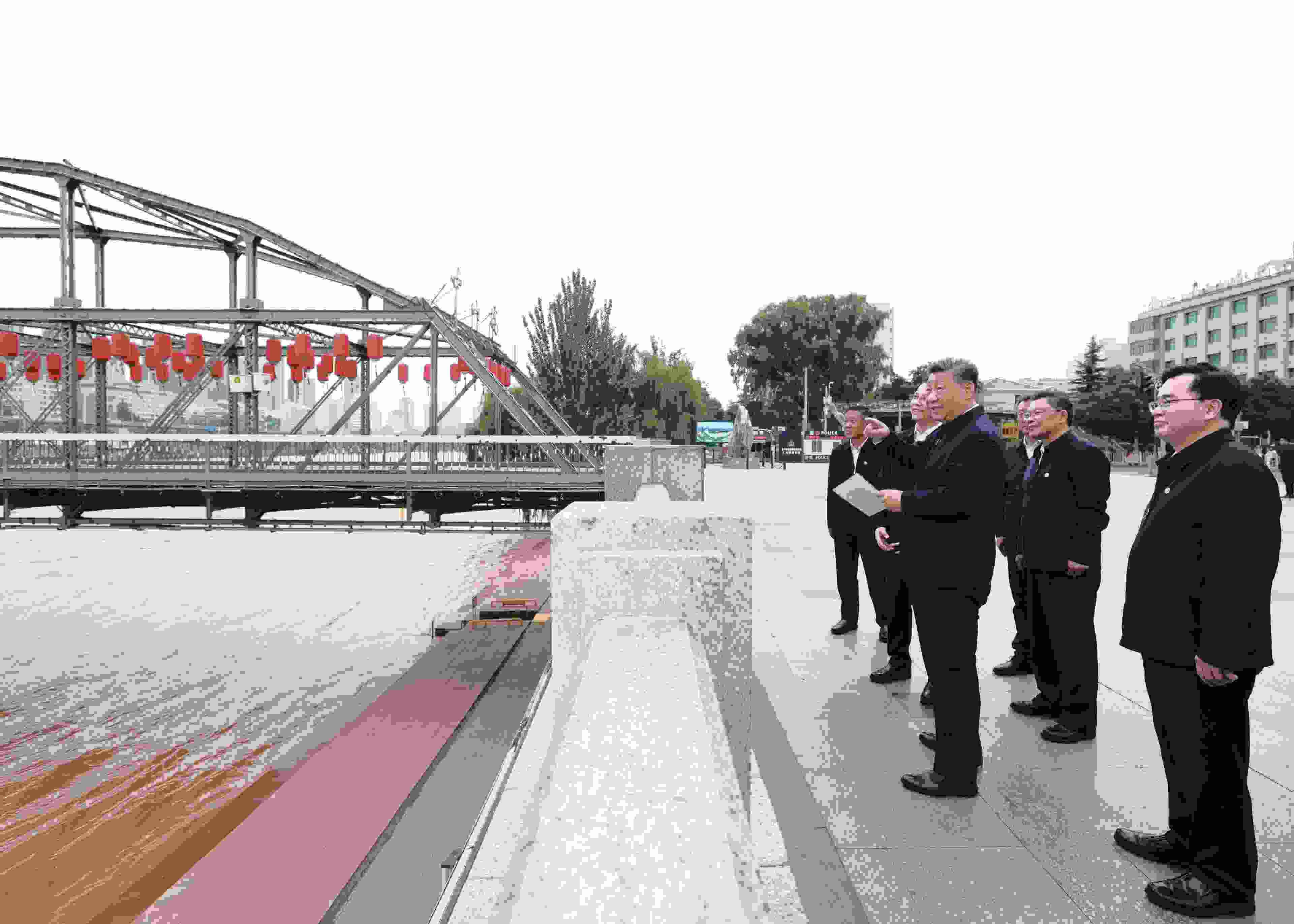 △ 2024年9月11日，習(xí)近平總書記來到甘肅省蘭州市黃河蘭州中山橋段，了解當?shù)赝苿狱S河流域生態(tài)保護情況。