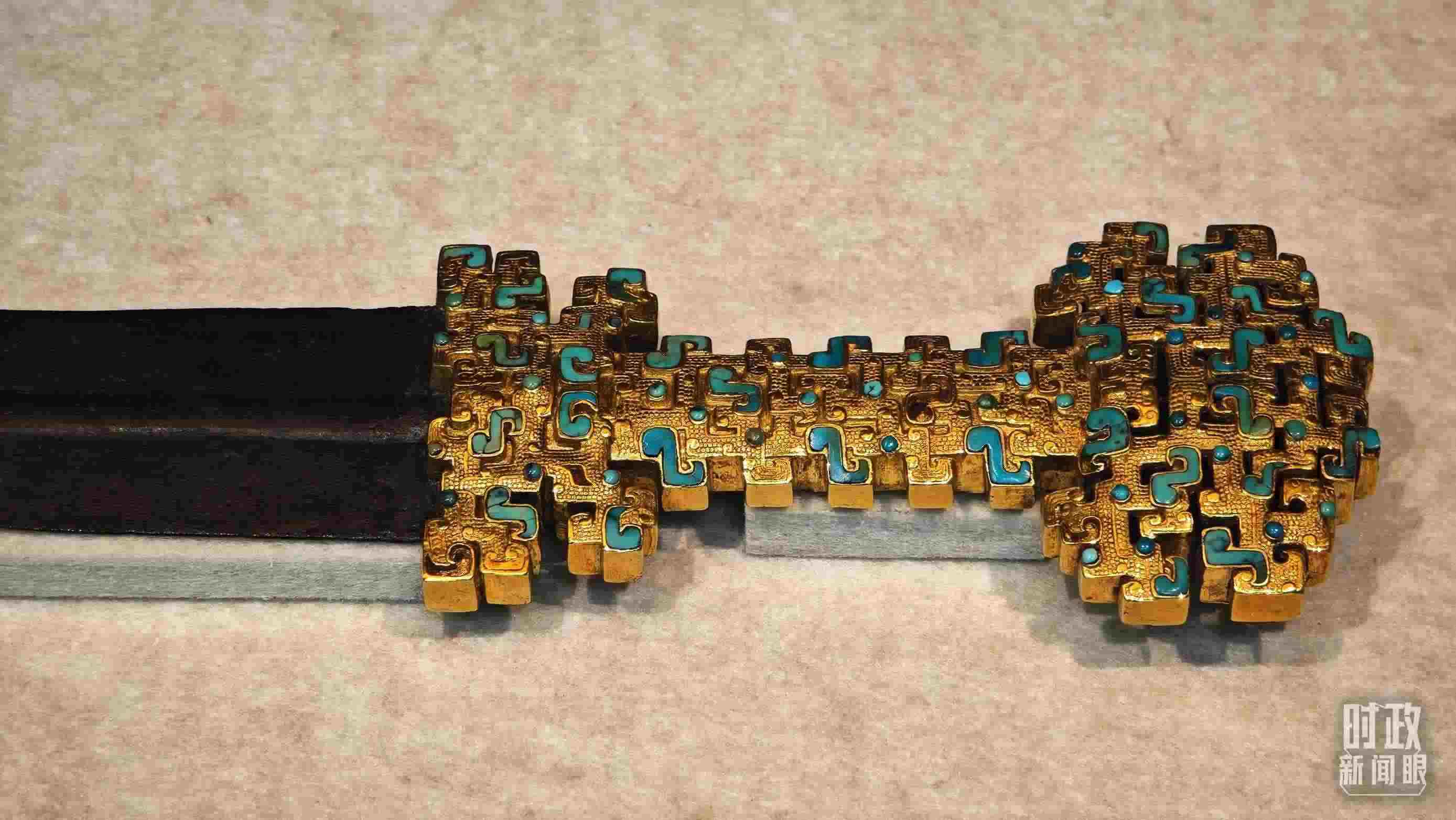 △這是1992年寶雞市益門二號(hào)墓出土的金柄鐵劍，劍柄嵌有綠松石。（總臺(tái)央視記者彭漢明拍攝）