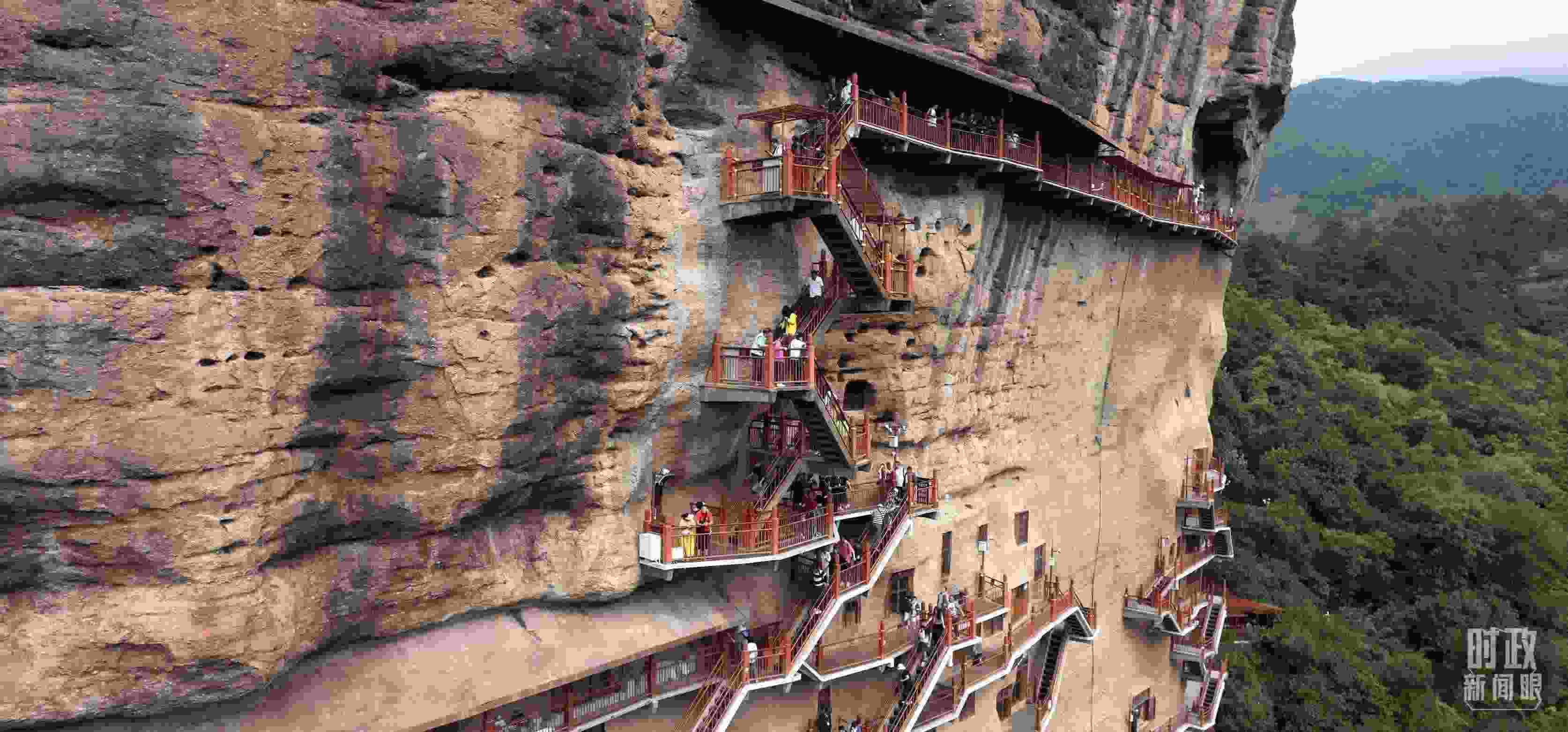 △麥積山石窟是國(guó)家5A級(jí)旅游景區(qū)，2024年上半年累計(jì)接待游客57萬(wàn)人。（總臺(tái)國(guó)廣記者李晉拍攝）