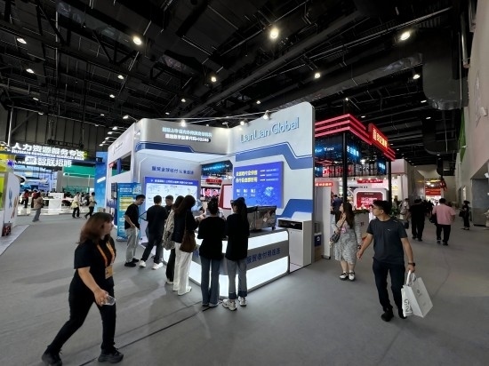 觀眾在展區(qū)了解相關(guān)金融服務(wù)。人民網(wǎng)記者 黃盛攝