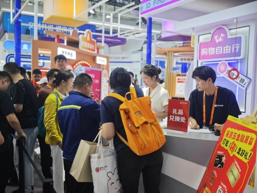 觀眾在金融服務(wù)展區(qū)體驗展臺的互動活動。人民網(wǎng)記者 黃盛攝