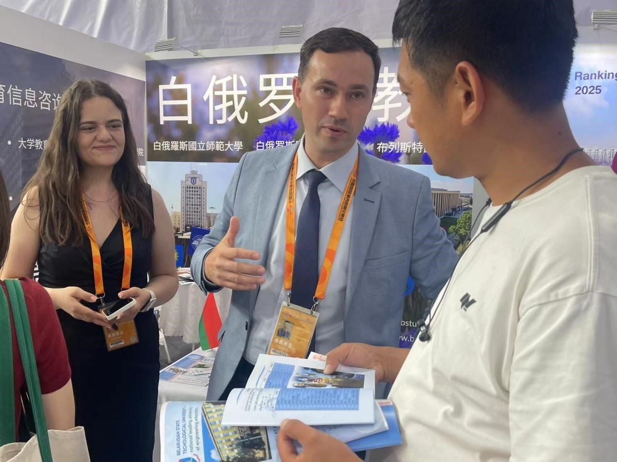 觀眾在展臺咨詢。人民網(wǎng)記者 何旭攝