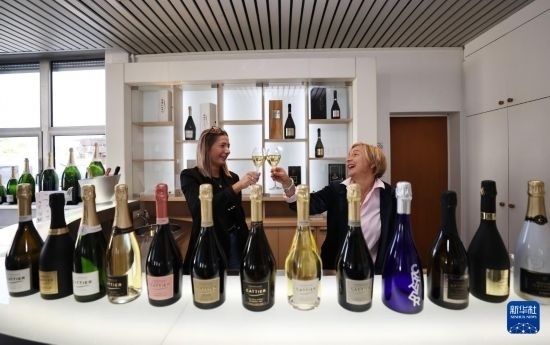 9月13日，在法國蘭斯附近的希尼萊羅斯，人們在佳醍亞總部享用香檳酒。新華社記者 高靜 攝