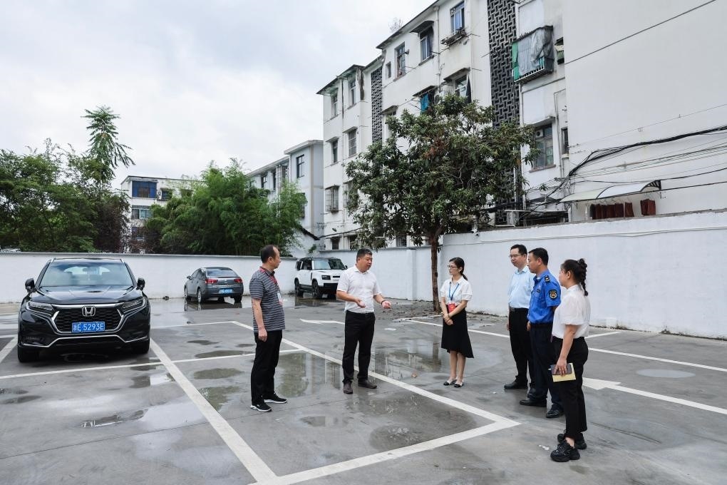 2024年9月11日，在浙江省湖州市，湖州吳興區(qū)人大代表、人大飛英街道工委代表及塔下街社區(qū)代表前往已改建的一處停車場進行實地調(diào)研，監(jiān)督該改建項目的完成情況。新華社記者 徐昱 攝
