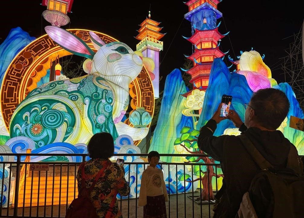 市民游客在2024年北京中秋國慶彩燈游園會欣賞彩燈。新華社記者楊淑君 攝