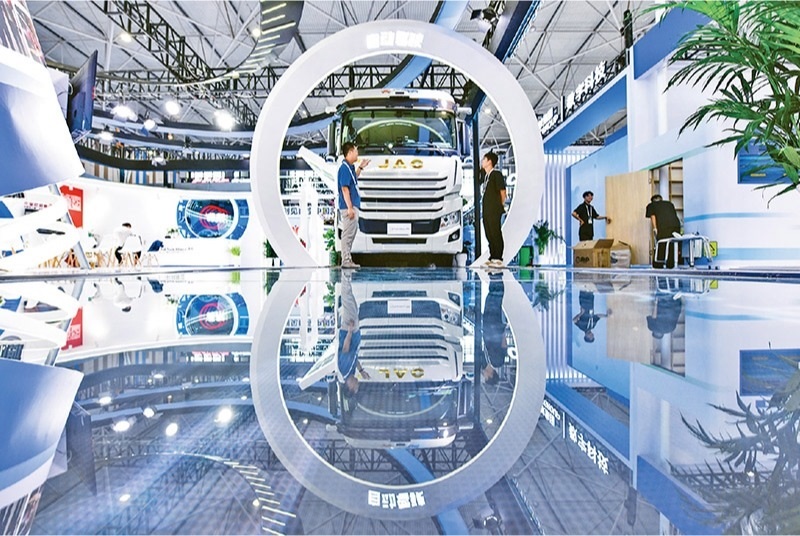 黨的二十屆三中全會(huì)提出，加快構(gòu)建促進(jìn)數(shù)字經(jīng)濟(jì)發(fā)展體制機(jī)制，完善促進(jìn)數(shù)字產(chǎn)業(yè)化和產(chǎn)業(yè)數(shù)字化政策體系。2024年8月28日至30日，2024中國(guó)國(guó)際大數(shù)據(jù)產(chǎn)業(yè)博覽會(huì)在貴州貴陽(yáng)舉辦。圖為工作人員在介紹無(wú)人駕駛重型卡車。 新華社記者 楊文斌/攝